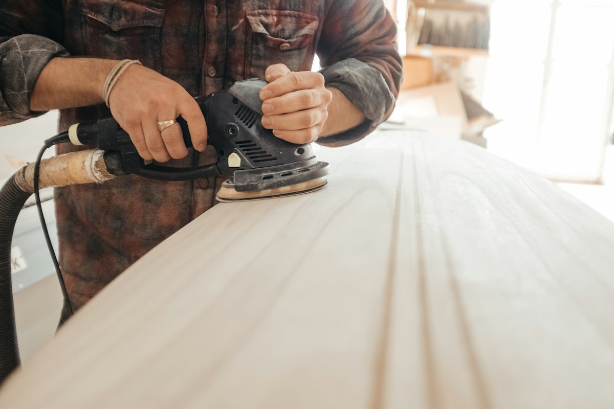 Taille et assemblage traditionnel de charpente en bois massif avec tenons et mortaises