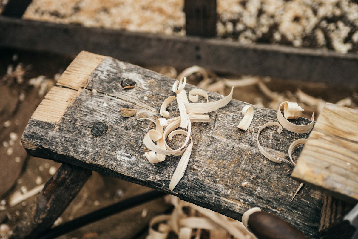 Charpente traditionnelle en chêne massif avec fermes apparentes réalisée par Bois 2 Bout Charpente